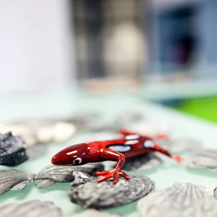 Eine rote Lizard Figur