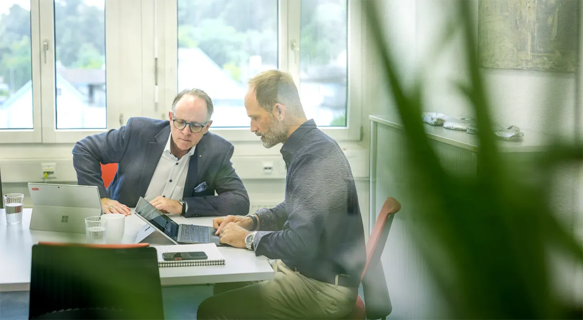 Kunde im Gespräch mit einem Datalizard-Mitarbeiter, sitzend vor einem Laptop.